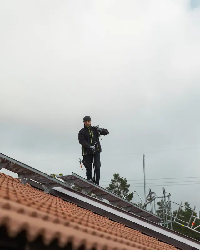 Takbesiktning utförs på ett tak