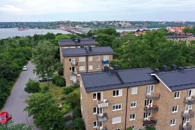 Drönarbild av flerbostadshus och tak i Stockholm