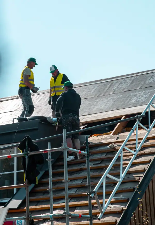 TISAB:s medarbetare under pågående takarbete