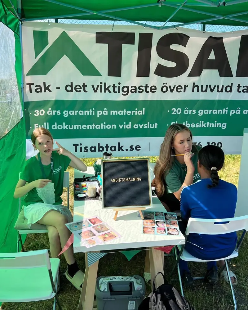 Ansiktsmålning i TISAB:s tält under en fotbollsdag